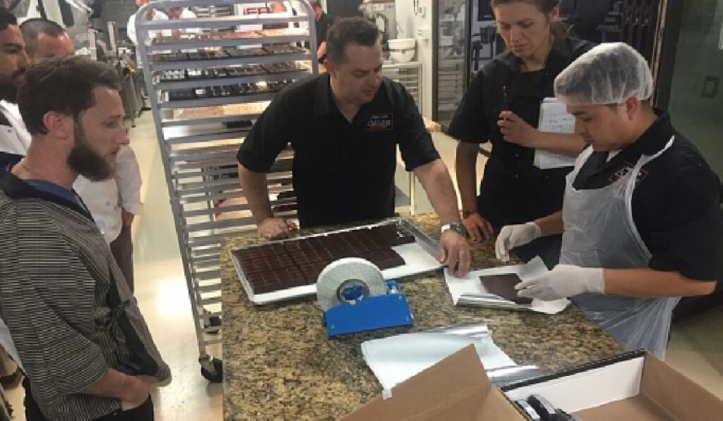 Trabajos para empacar chocolates